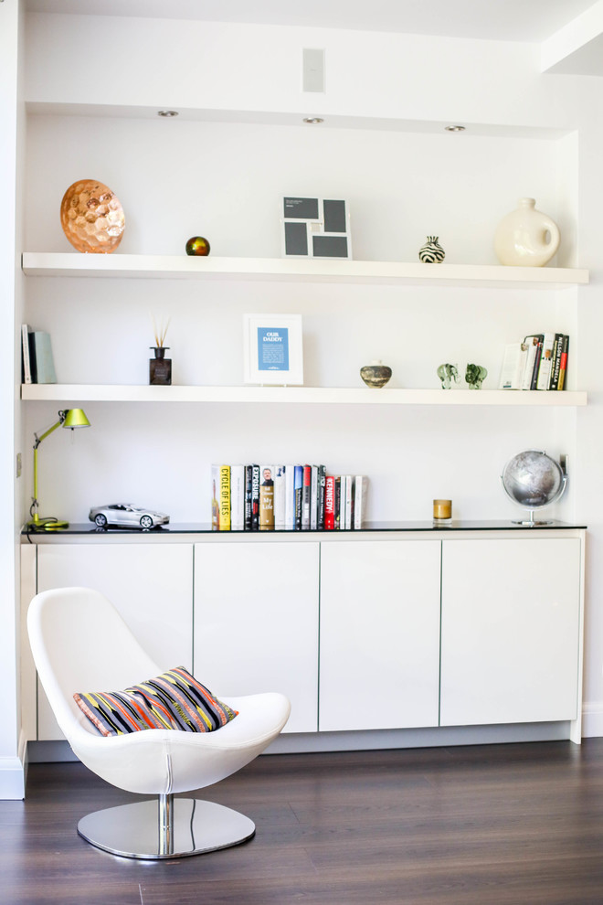 ロンドンにあるコンテンポラリースタイルのおしゃれなホームオフィス・書斎 (白い壁、濃色無垢フローリング、暖炉なし) の写真