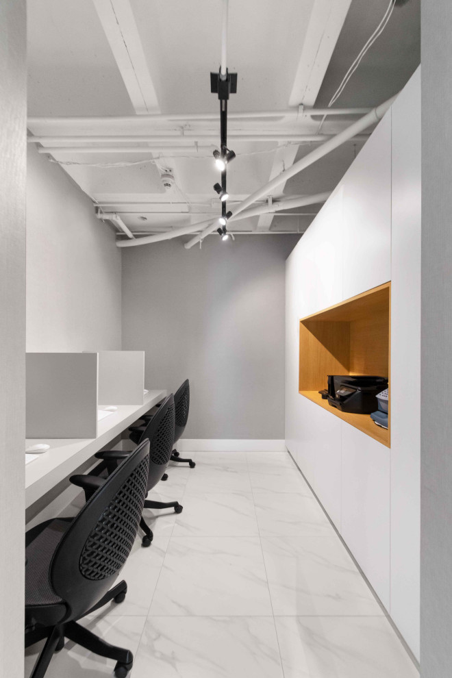 Свежая идея для дизайна: кабинет среднего размера в современном стиле с серыми стенами, полом из керамической плитки, встроенным рабочим столом, серым полом и обоями на стенах - отличное фото интерьера