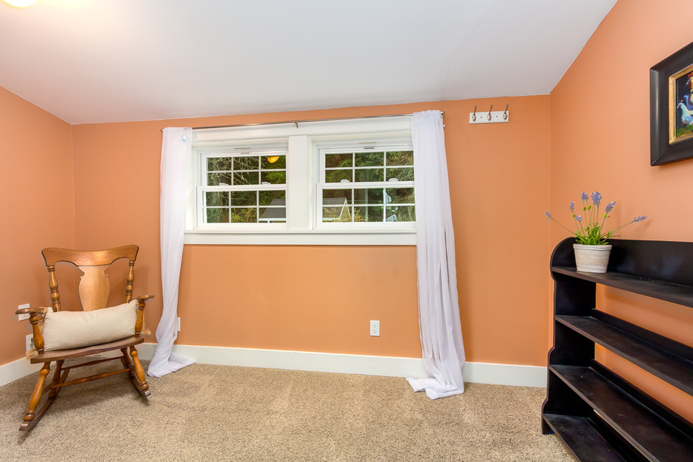На фото: кабинет среднего размера в стиле кантри с местом для рукоделия, оранжевыми стенами и ковровым покрытием