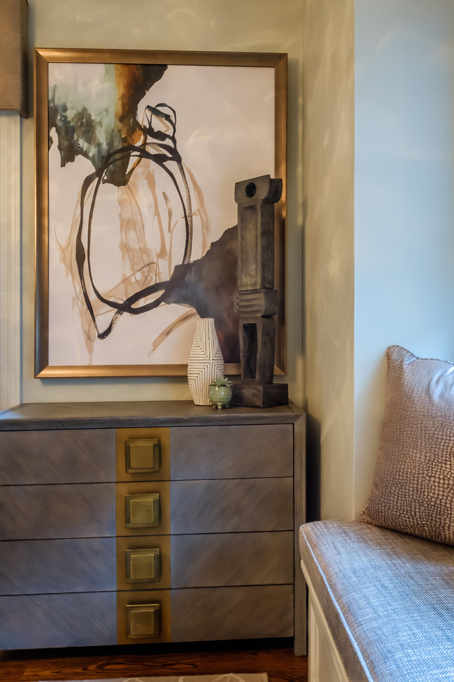 Ejemplo de despacho tradicional renovado de tamaño medio sin chimenea con paredes grises, suelo de madera en tonos medios, escritorio independiente y suelo marrón