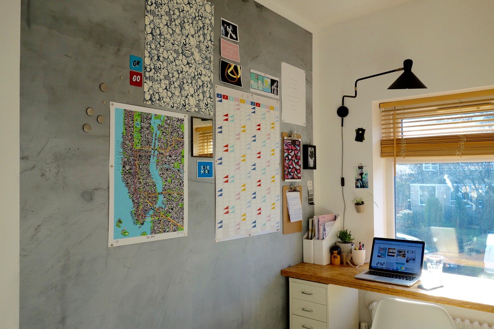 Foto di un piccolo ufficio nordico con pareti bianche, moquette, nessun camino e scrivania autoportante