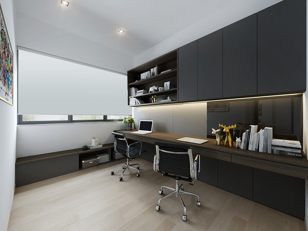 Diseño de despacho contemporáneo con paredes blancas, suelo de madera clara, escritorio empotrado y suelo gris