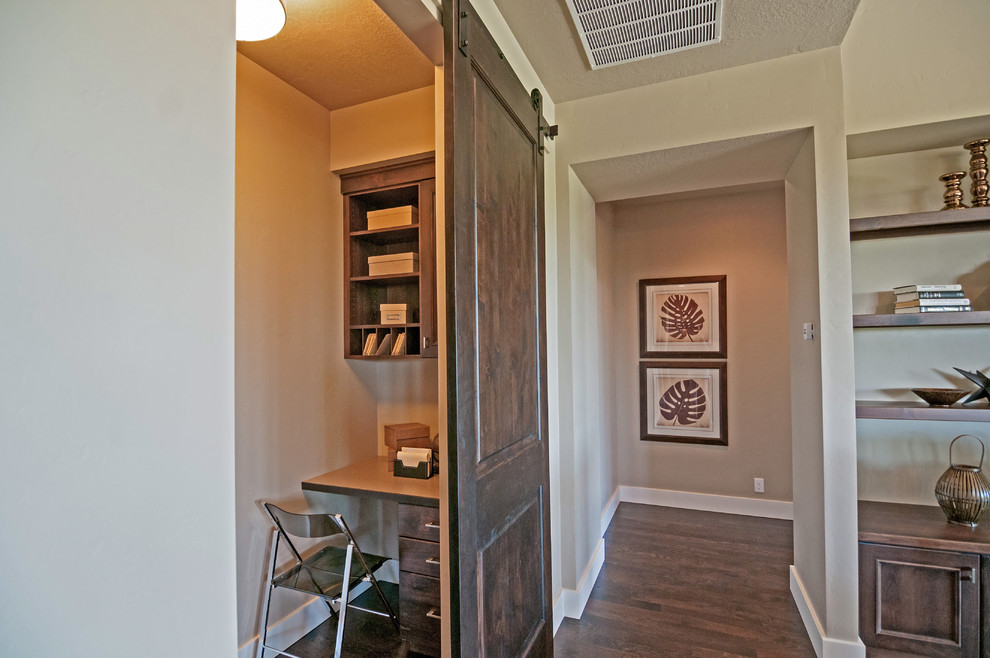 Стильный дизайн: маленький кабинет в стиле кантри с серыми стенами, темным паркетным полом и встроенным рабочим столом для на участке и в саду - последний тренд