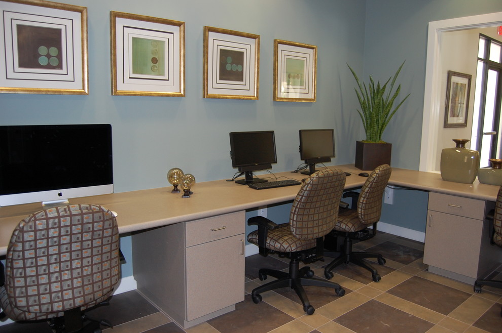 Imagen de despacho clásico renovado grande con paredes azules y suelo de piedra caliza