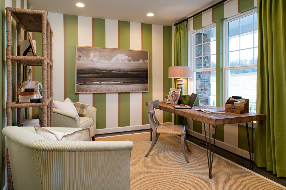 Idee per un ufficio tradizionale con pareti multicolore, parquet scuro e scrivania autoportante