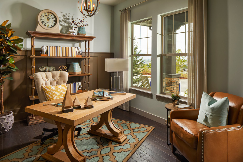 Imagen de despacho tradicional sin chimenea con paredes multicolor, suelo de madera oscura y escritorio independiente