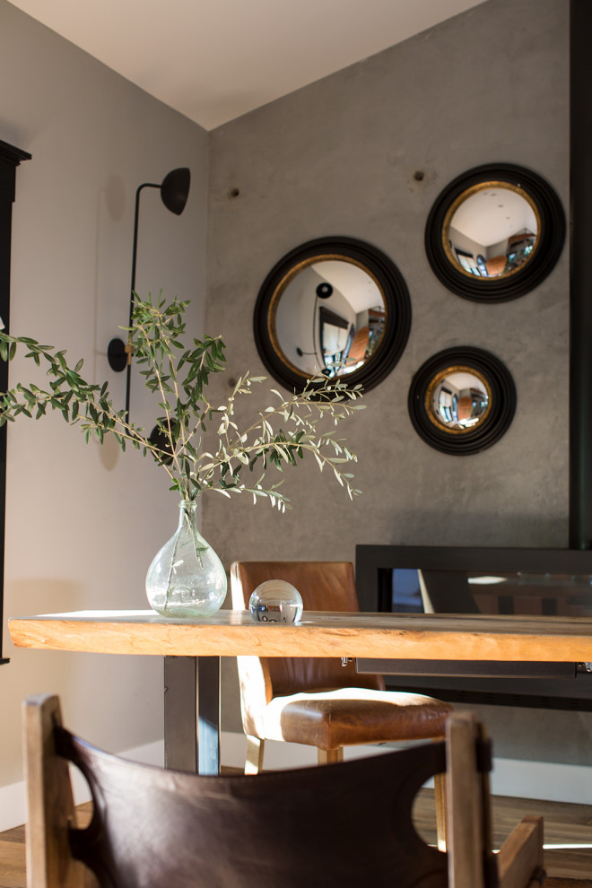 Ejemplo de despacho nórdico de tamaño medio sin chimenea con paredes grises, suelo de madera clara, escritorio independiente y suelo beige