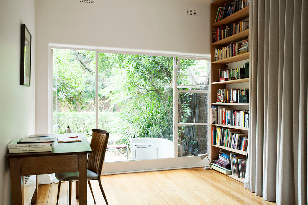 Contemporary home office in Melbourne.