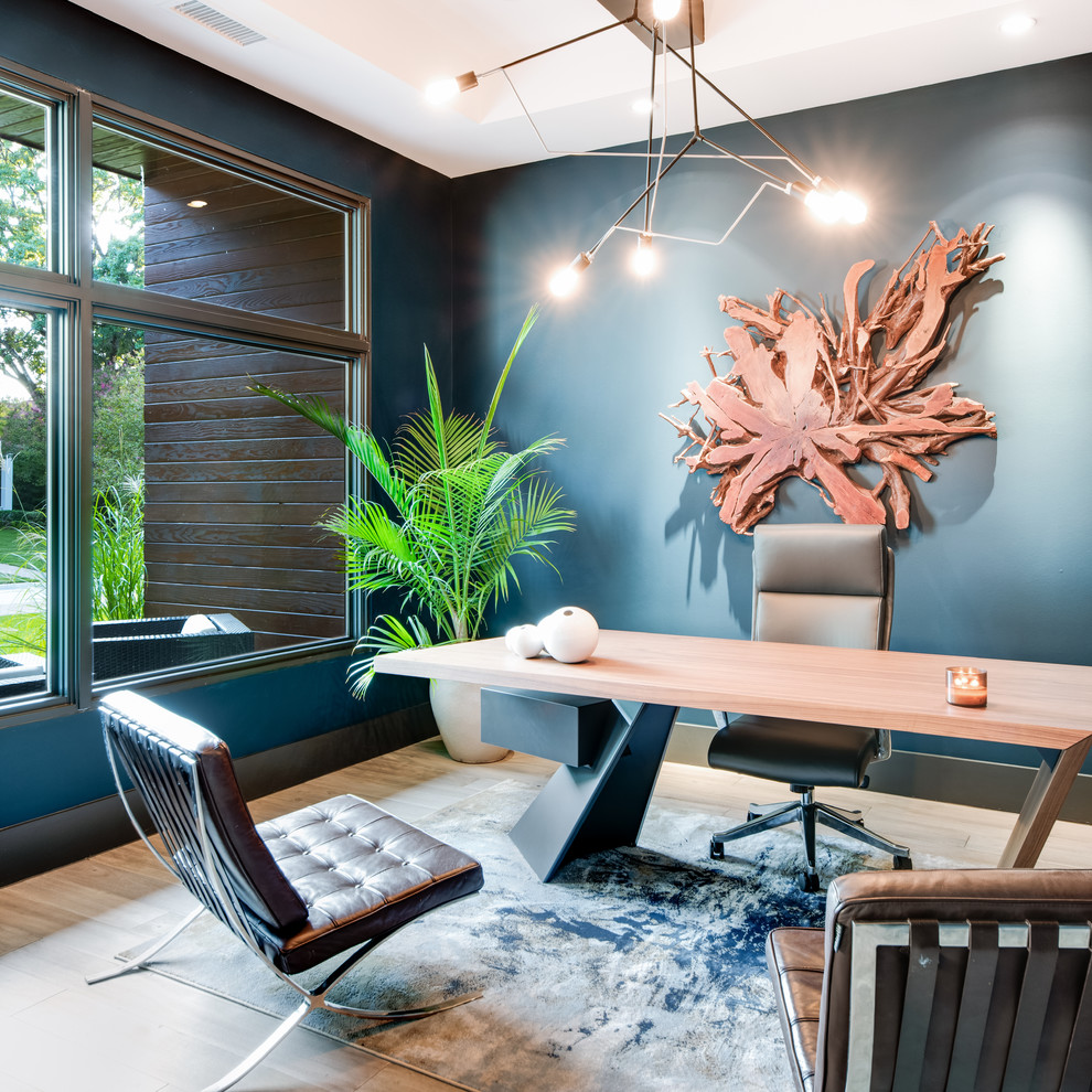 Immagine di un ufficio minimal di medie dimensioni con pareti blu, parquet chiaro, scrivania autoportante, nessun camino e pavimento beige