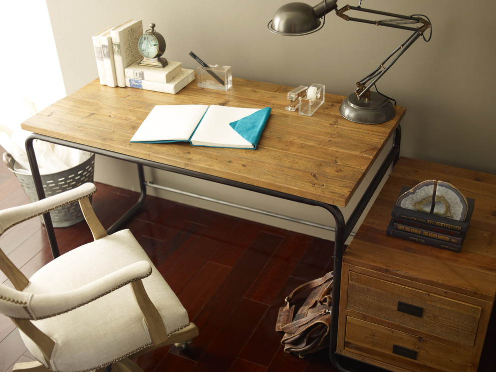 Kleines Stilmix Arbeitszimmer mit Arbeitsplatz, beiger Wandfarbe, dunklem Holzboden und freistehendem Schreibtisch in Charlotte