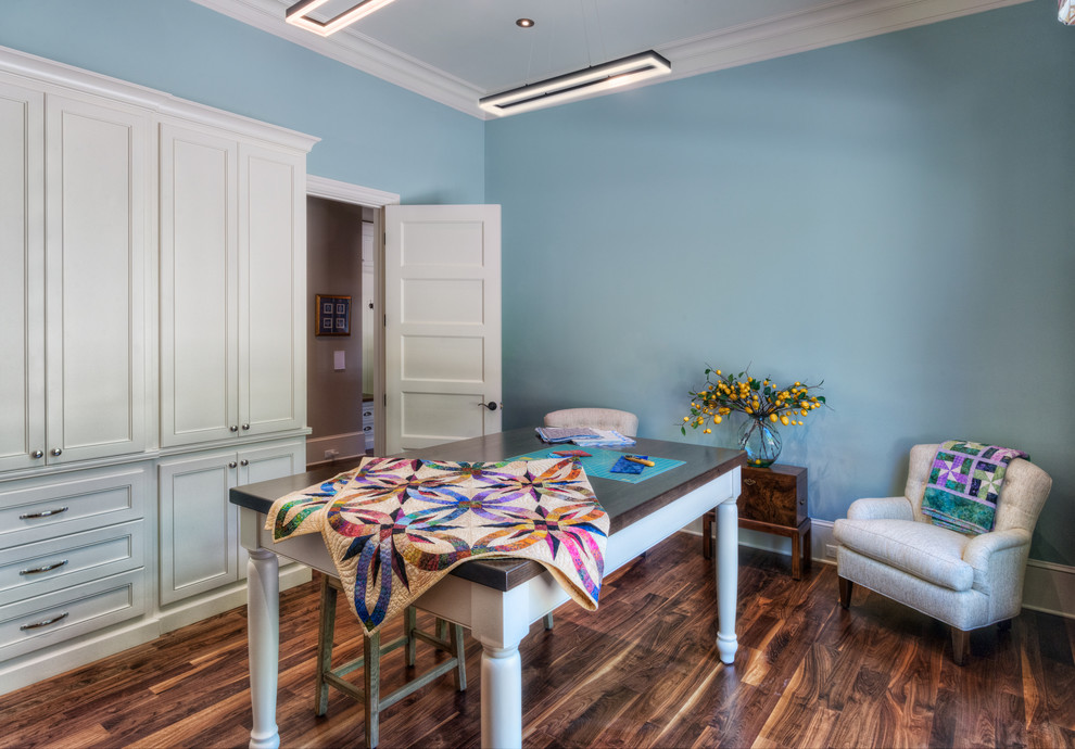 Idee per una stanza da lavoro chic di medie dimensioni con pareti blu, parquet scuro e scrivania autoportante