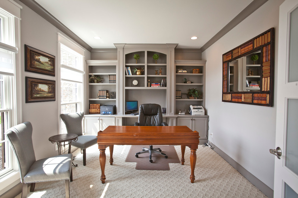 Diseño de despacho tradicional renovado grande con paredes blancas, moqueta y escritorio independiente