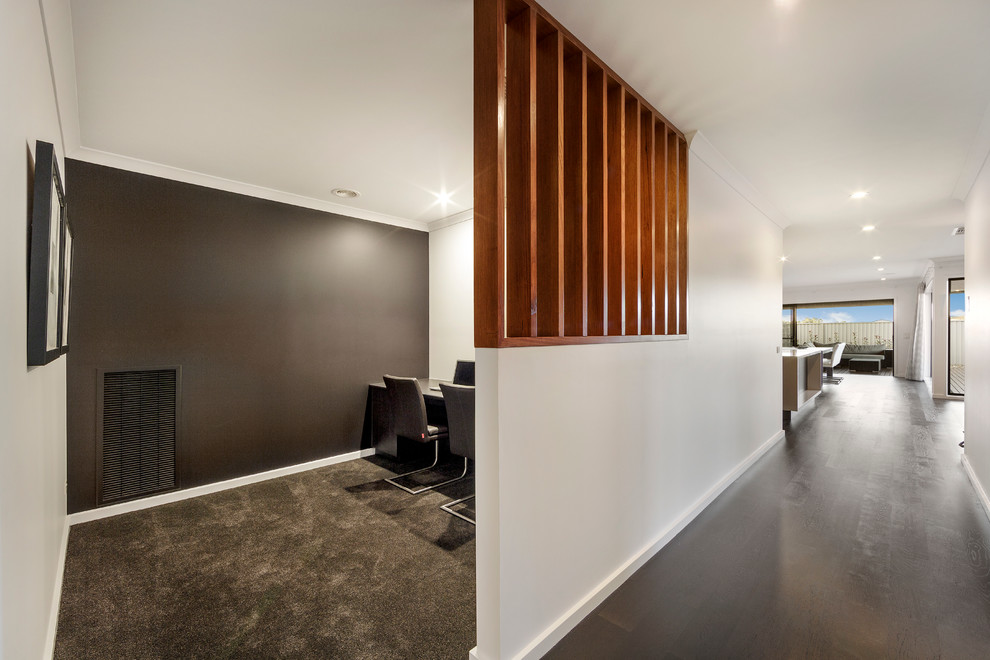 Imagen de despacho minimalista de tamaño medio con paredes grises, moqueta y escritorio empotrado