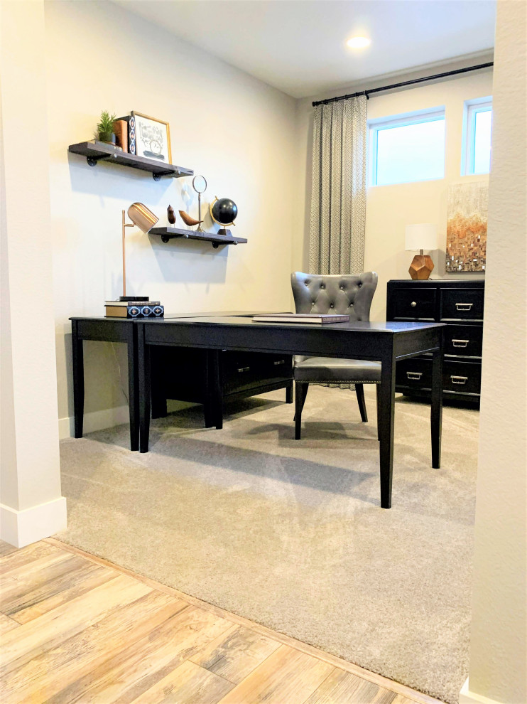 Mittelgroßes Modernes Arbeitszimmer mit Arbeitsplatz, beiger Wandfarbe, Teppichboden, freistehendem Schreibtisch und grauem Boden in Denver