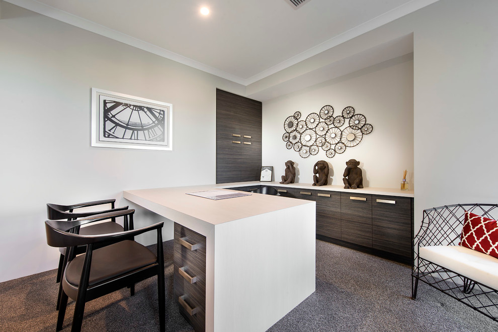 Mittelgroßes Modernes Arbeitszimmer mit Arbeitsplatz, weißer Wandfarbe, Teppichboden und Einbau-Schreibtisch in Perth