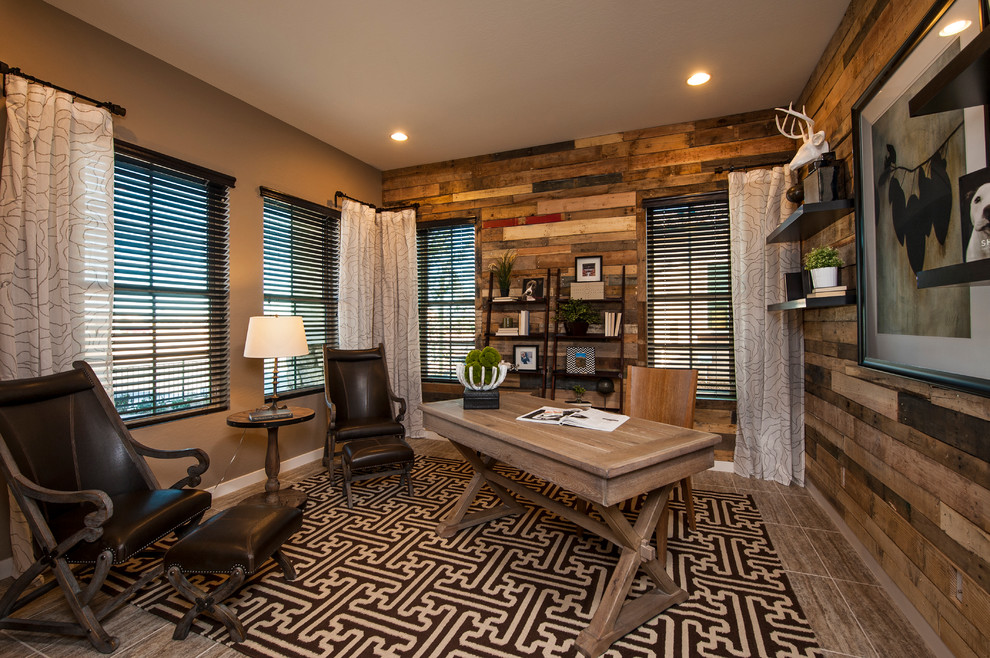 フェニックスにあるコンテンポラリースタイルのおしゃれなホームオフィス・書斎 (自立型机、茶色い床) の写真