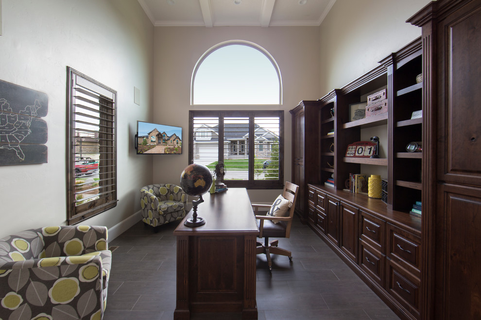Ejemplo de despacho de estilo americano grande con paredes grises, suelo de baldosas de cerámica y escritorio independiente