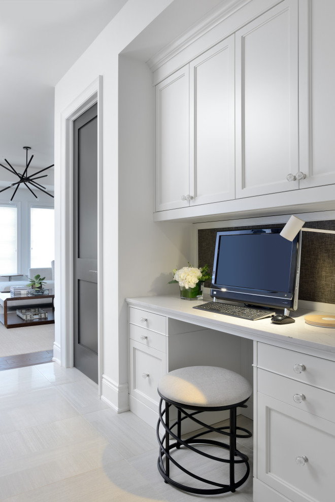 Modelo de despacho clásico renovado pequeño con paredes blancas, suelo de baldosas de porcelana, escritorio empotrado y suelo blanco
