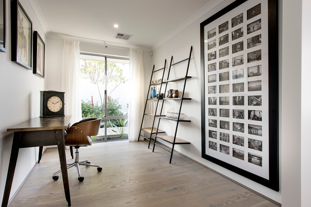 Immagine di un ufficio minimal con pareti bianche e scrivania autoportante