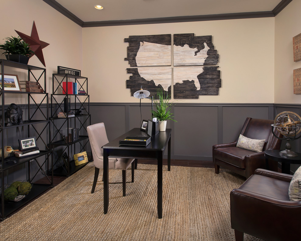 Modernes Arbeitszimmer mit beiger Wandfarbe und freistehendem Schreibtisch in Phoenix