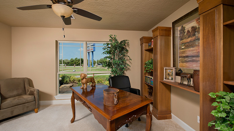 Exemple d'un bureau chic de taille moyenne avec un mur beige, moquette, aucune cheminée, un bureau indépendant et un sol beige.