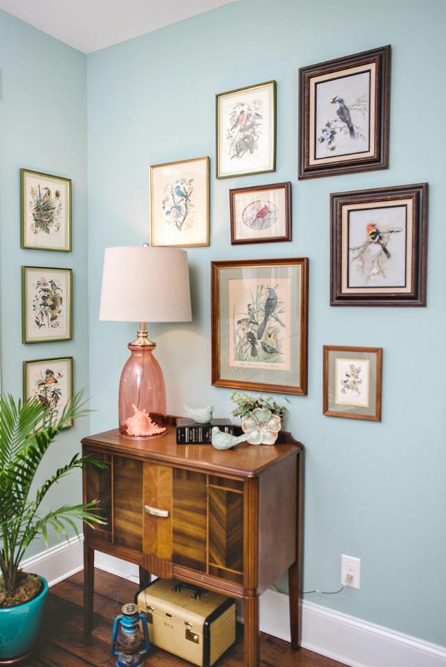 Foto di un ufficio american style di medie dimensioni con pareti blu, pavimento in legno massello medio e scrivania autoportante