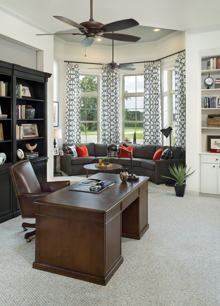 Foto di un grande ufficio con pareti beige, moquette e scrivania autoportante