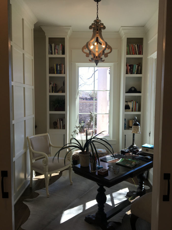オースティンにある高級な小さなトラディショナルスタイルのおしゃれな書斎 (ベージュの壁、濃色無垢フローリング、暖炉なし、自立型机、茶色い床) の写真