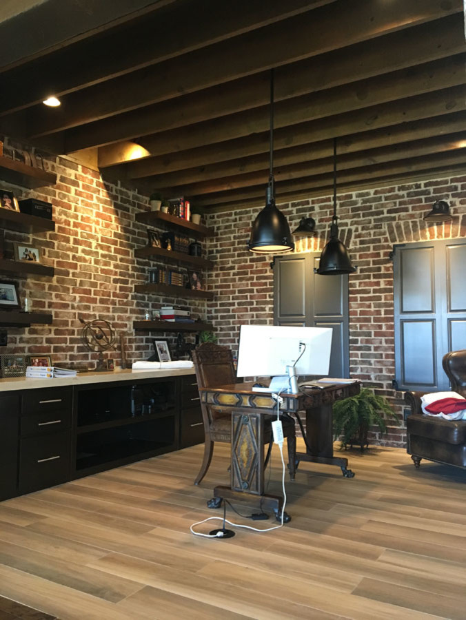 Diseño de despacho urbano de tamaño medio sin chimenea con suelo de madera clara, escritorio independiente, suelo beige y paredes marrones