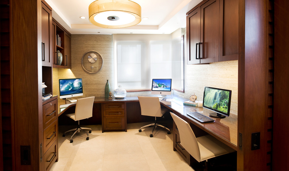 Foto på ett funkis arbetsrum, med ett inbyggt skrivbord och beiget golv