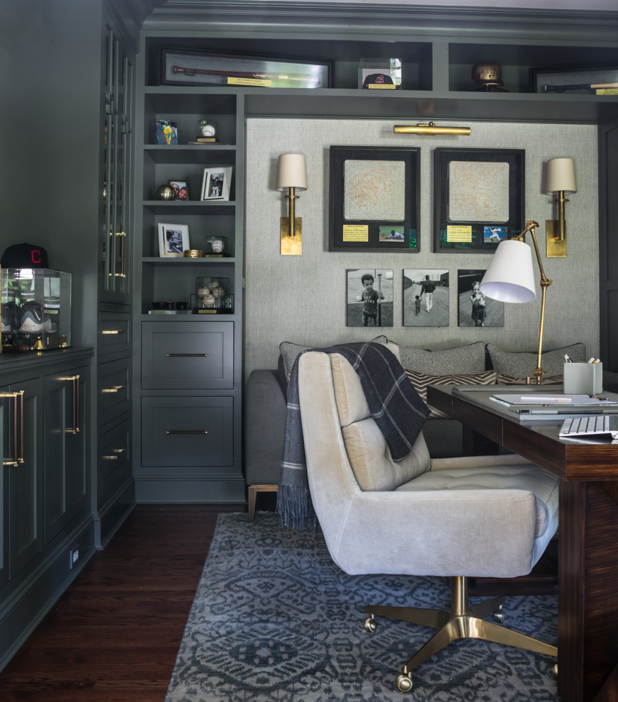 Immagine di un ufficio tradizionale di medie dimensioni con pareti grigie, pavimento in legno massello medio, nessun camino, scrivania autoportante e pavimento marrone