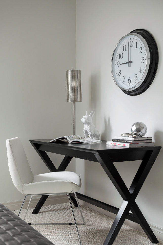Идея дизайна: кабинет в стиле неоклассика (современная классика) с белыми стенами, ковровым покрытием и отдельно стоящим рабочим столом