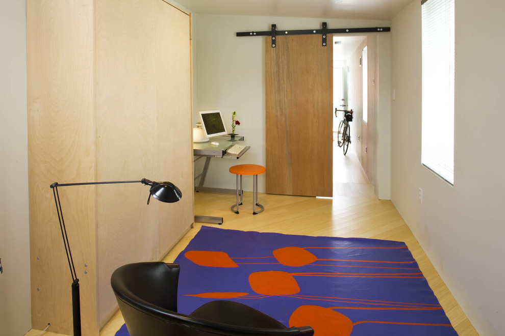 Идея дизайна: кабинет в современном стиле с белыми стенами, паркетным полом среднего тона, отдельно стоящим рабочим столом и бежевым полом