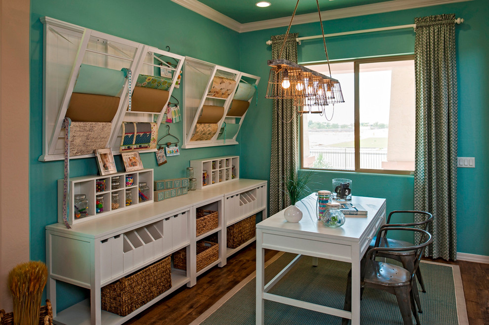 フェニックスにあるトラディショナルスタイルのおしゃれなホームオフィス・書斎 (青い壁、濃色無垢フローリング、自立型机) の写真