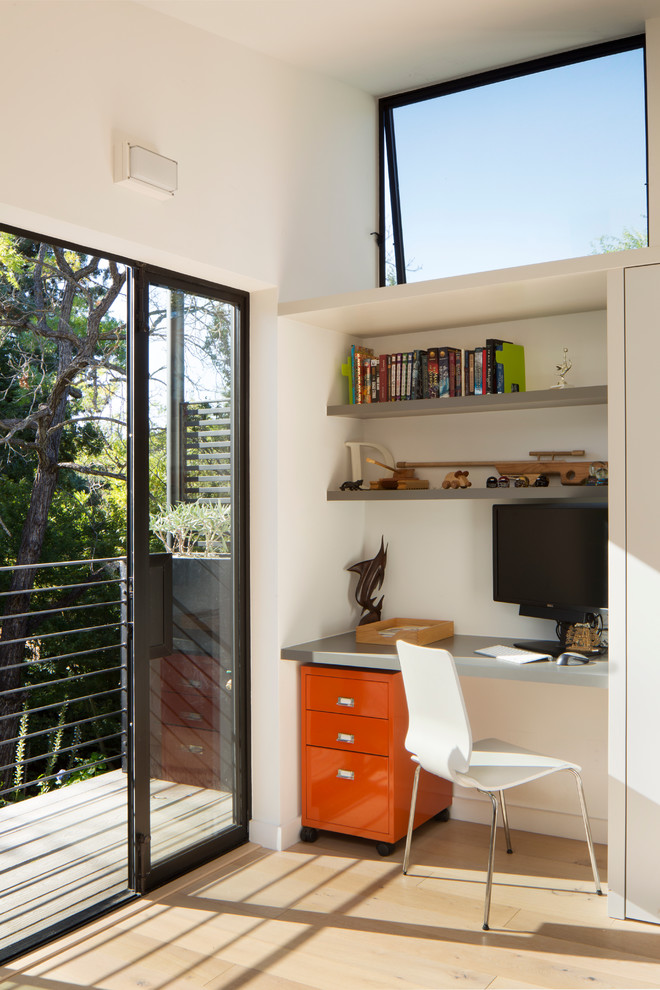 Пример оригинального дизайна: маленький кабинет в современном стиле с белыми стенами, светлым паркетным полом и встроенным рабочим столом без камина для на участке и в саду