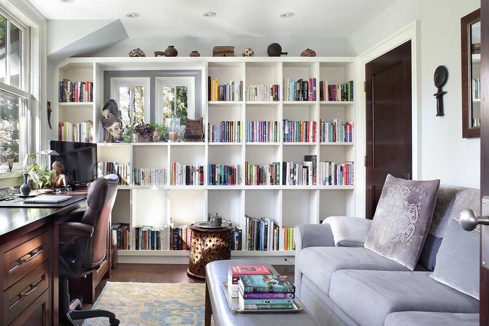 Exempel på ett mellanstort klassiskt arbetsrum, med vita väggar, mörkt trägolv, brunt golv, ett bibliotek och ett inbyggt skrivbord