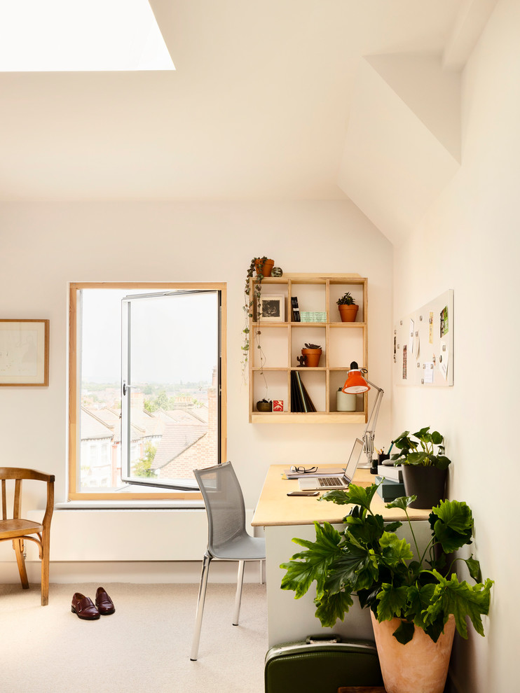 На фото: кабинет среднего размера в современном стиле с белыми стенами, ковровым покрытием, отдельно стоящим рабочим столом и серым полом