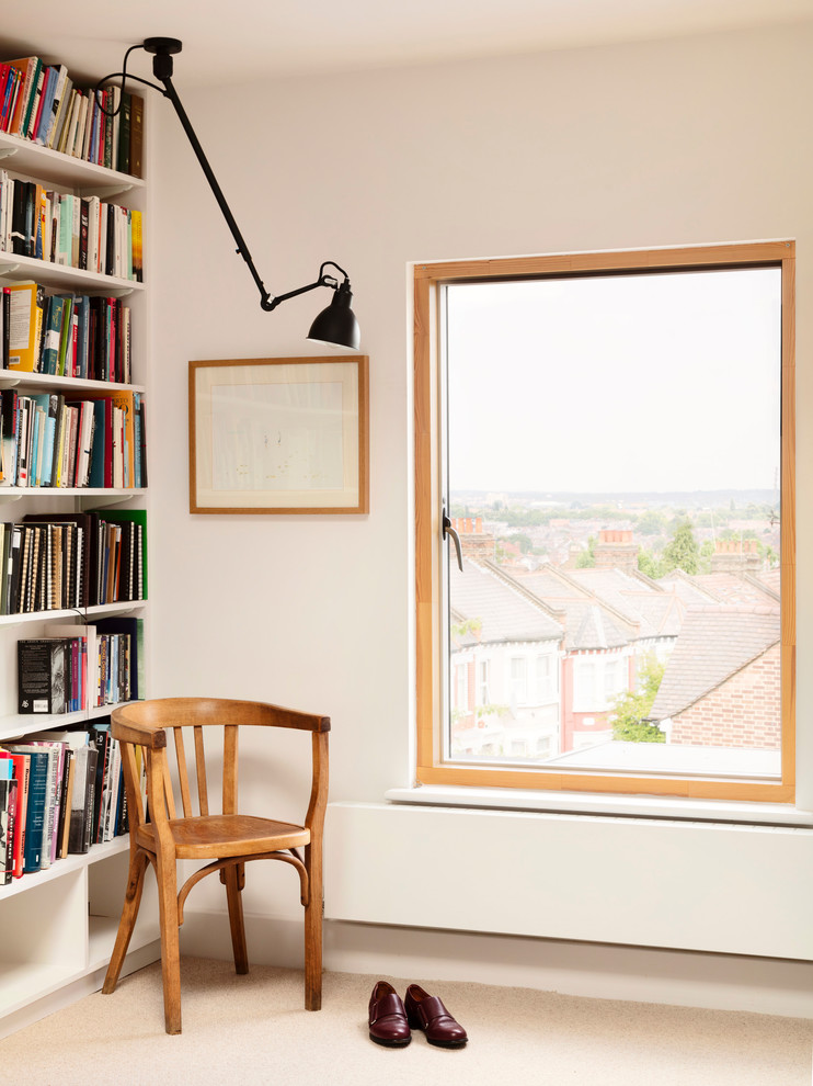 Idéer för små funkis hemmabibliotek, med vita väggar, heltäckningsmatta, ett fristående skrivbord och beiget golv