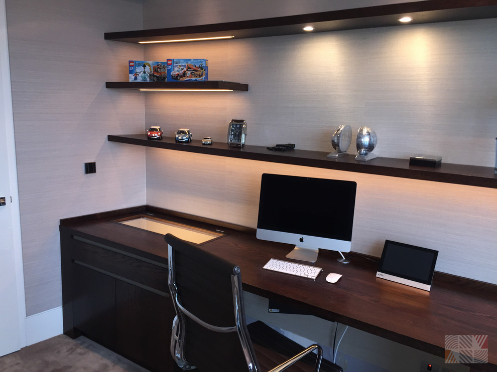 Modelo de despacho contemporáneo de tamaño medio con paredes beige, moqueta y escritorio empotrado