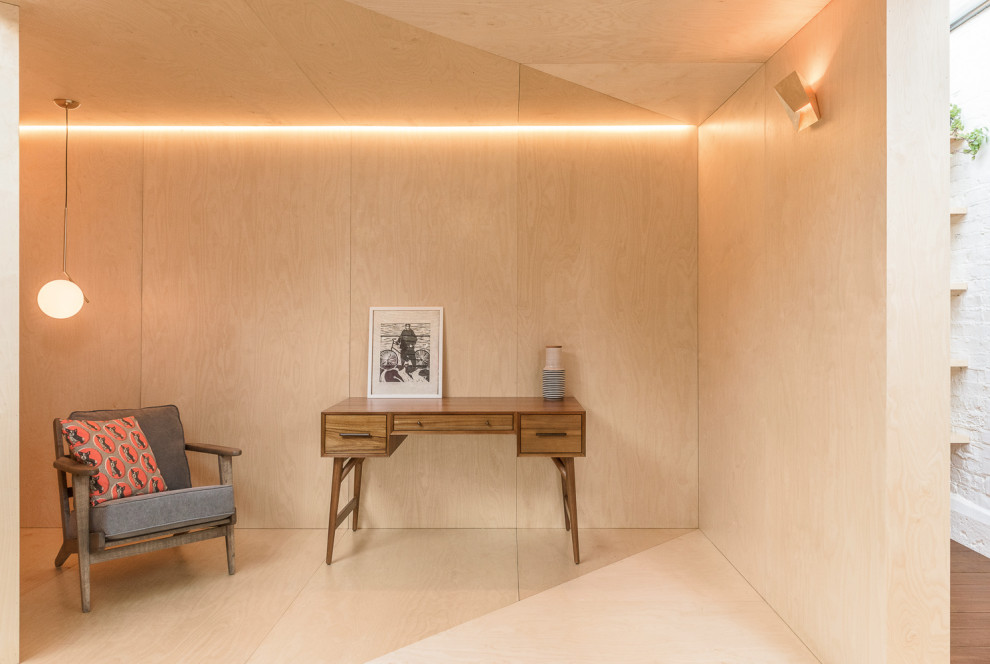 Ejemplo de estudio nórdico pequeño con paredes beige, suelo de contrachapado, escritorio independiente y suelo beige