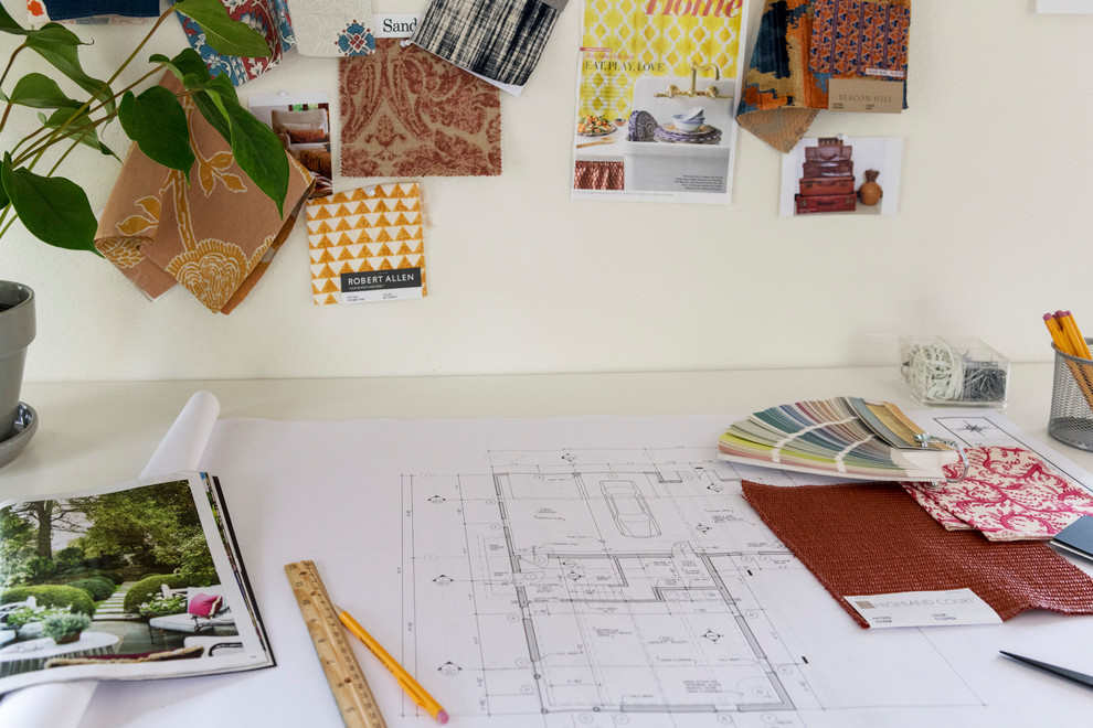Inredning av ett klassiskt litet arbetsrum, med vita väggar och ett fristående skrivbord