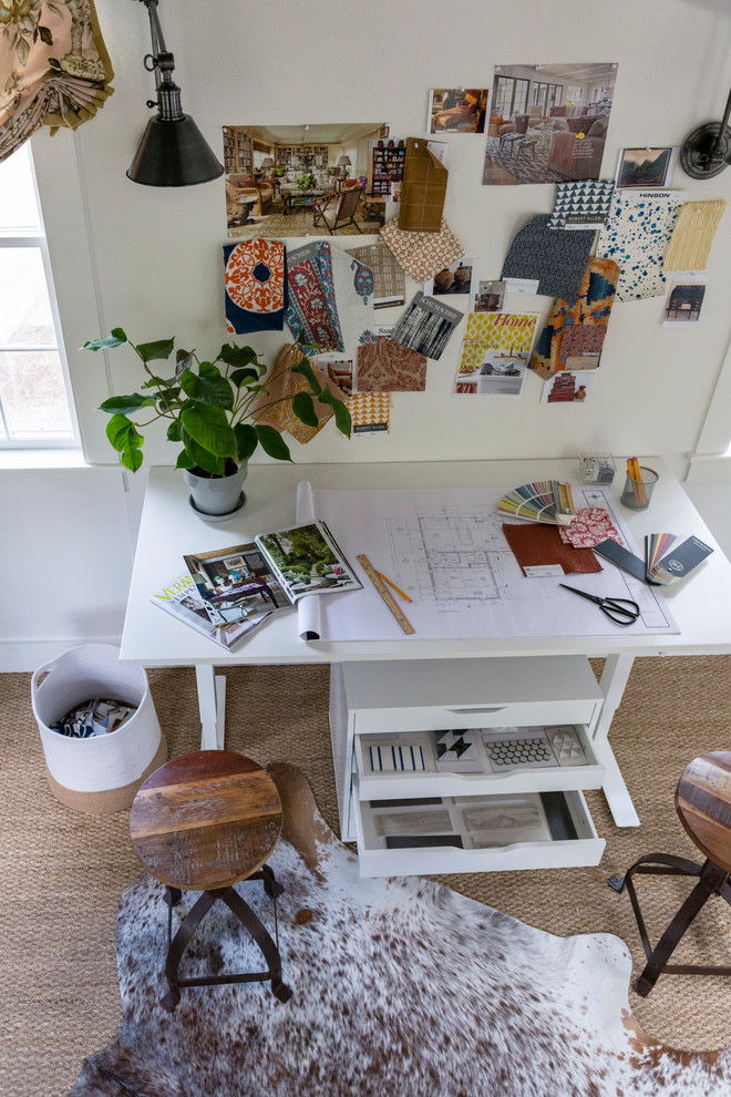 Свежая идея для дизайна: маленький кабинет в стиле неоклассика (современная классика) с белыми стенами и отдельно стоящим рабочим столом для на участке и в саду - отличное фото интерьера