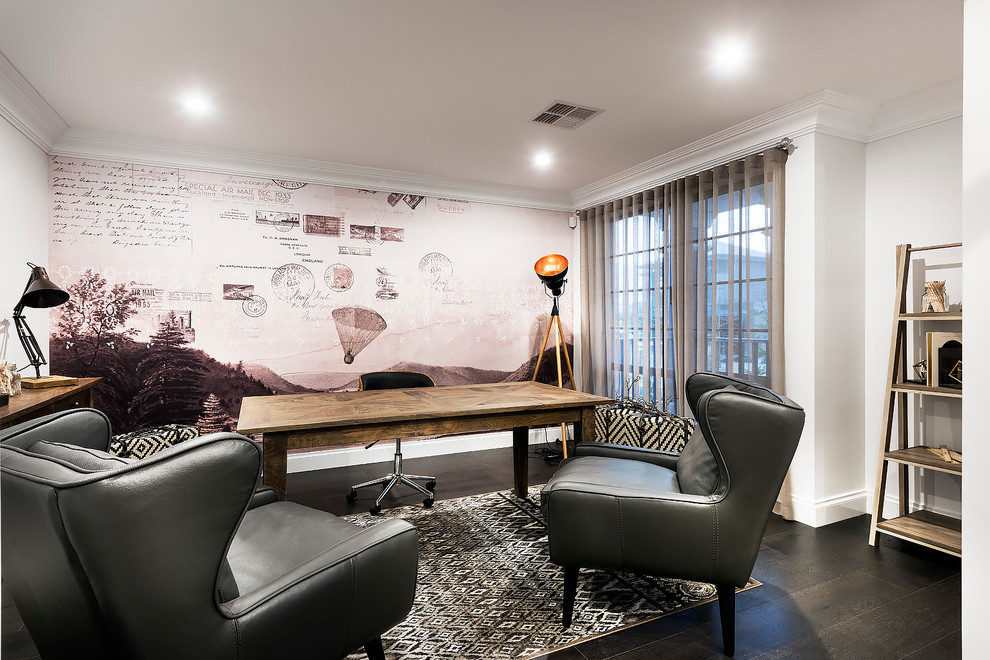 Diseño de despacho contemporáneo de tamaño medio con paredes blancas, suelo de madera oscura y escritorio independiente