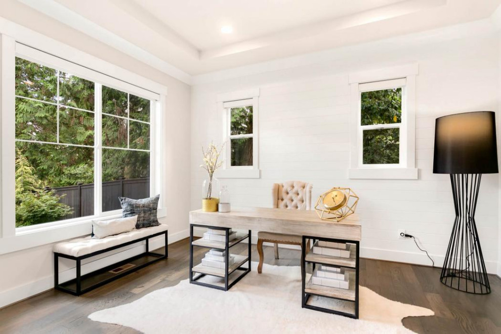 Foto di un grande studio american style con pareti bianche, parquet scuro, scrivania autoportante e pavimento marrone