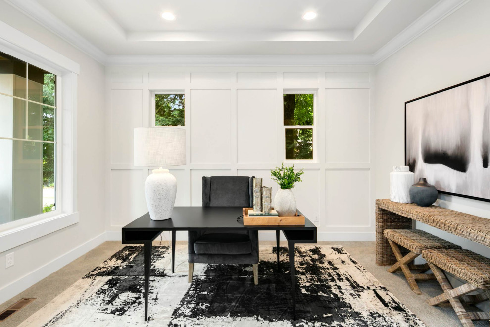 Imagen de despacho de estilo de casa de campo de tamaño medio sin chimenea con paredes blancas, moqueta, escritorio independiente, suelo gris, bandeja y boiserie