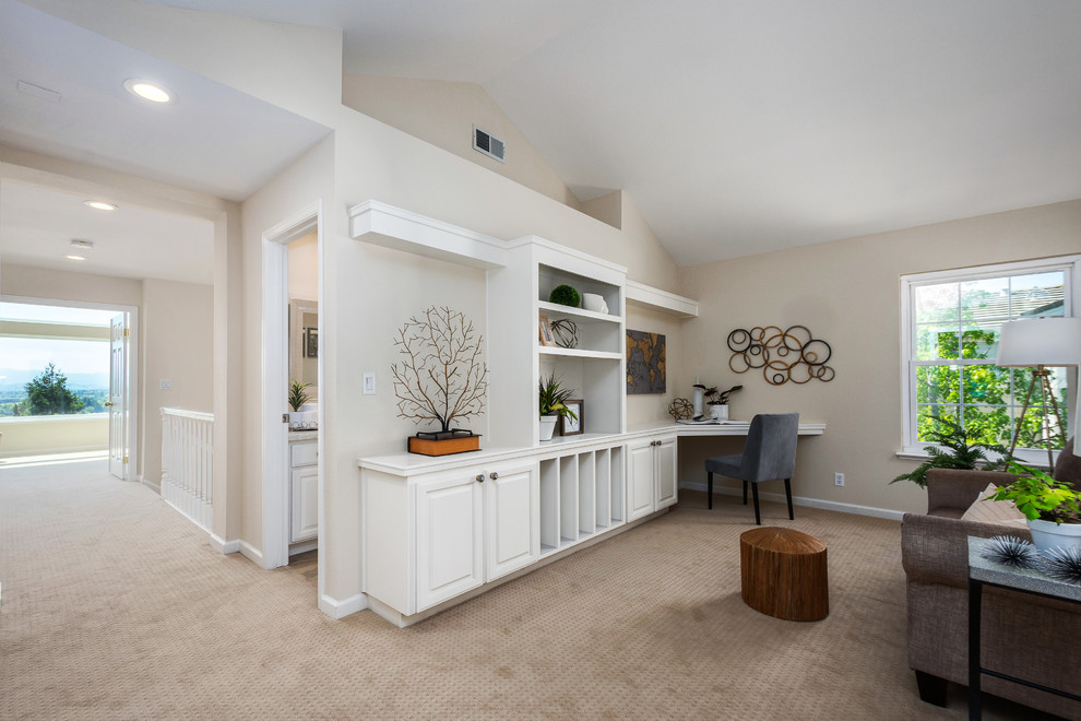 Modelo de despacho tradicional con paredes beige, moqueta, escritorio empotrado y suelo beige