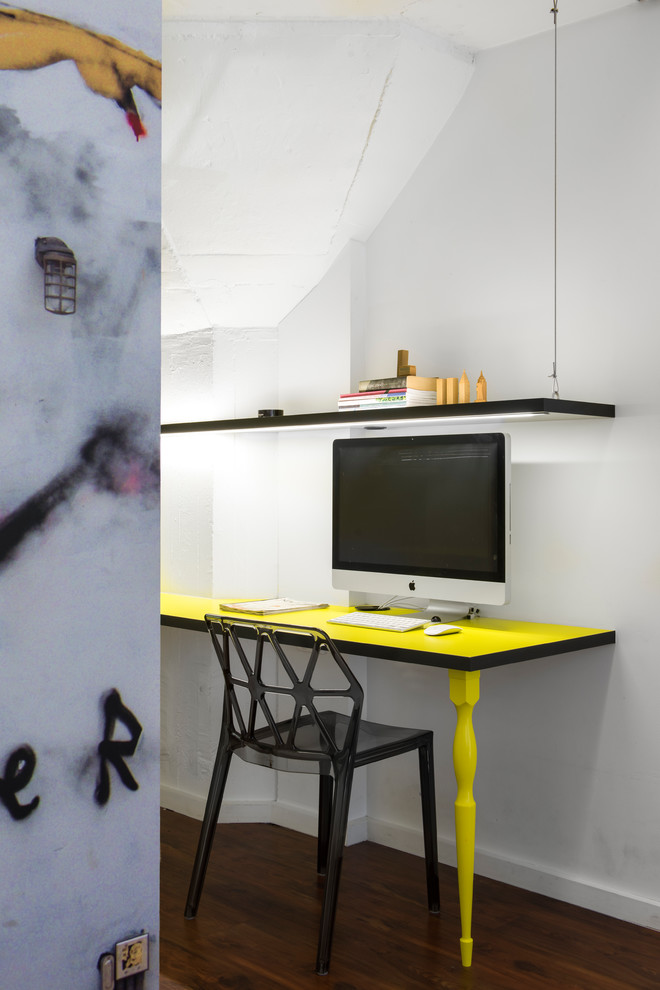 Immagine di un piccolo studio design con pareti bianche, pavimento in linoleum, pavimento marrone e scrivania incassata