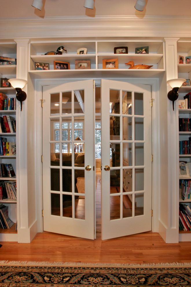 На фото: кабинет среднего размера в классическом стиле с белыми стенами и светлым паркетным полом