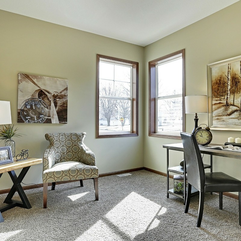 Mittelgroßes Klassisches Arbeitszimmer ohne Kamin mit beiger Wandfarbe, Teppichboden und freistehendem Schreibtisch in Minneapolis