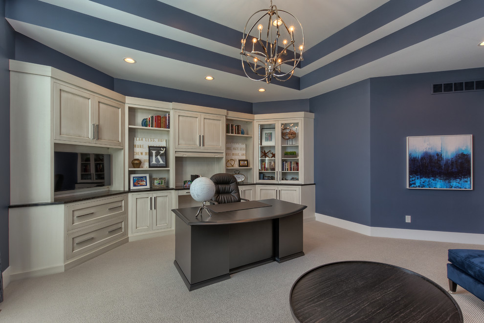 Modelo de despacho clásico sin chimenea con paredes azules, moqueta y suelo beige